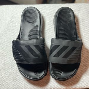 ADIDAS ALPHABOUNCE SLIDES IN CORE BLACK